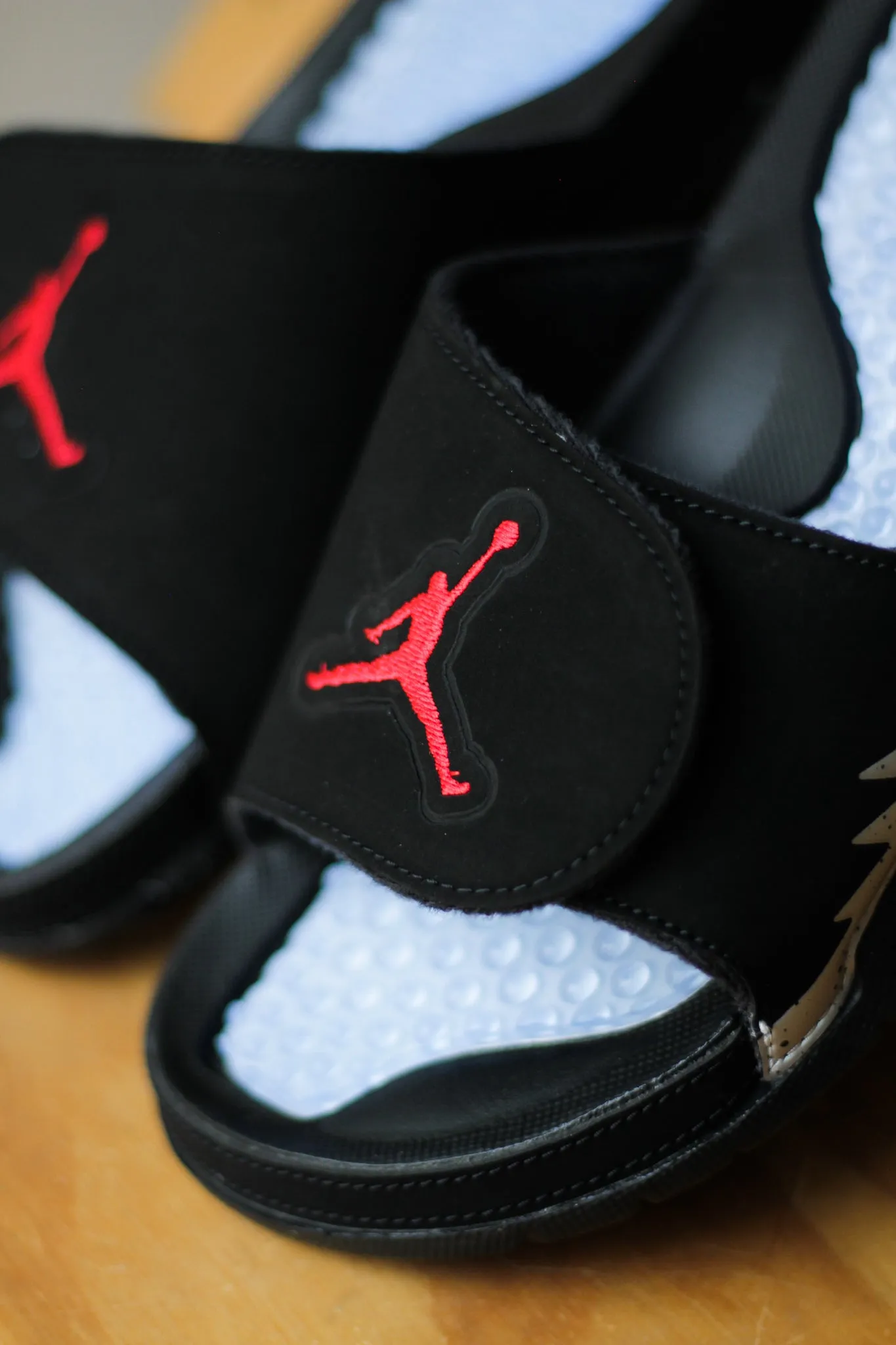 HYDRO 5 RETRO SLIDE (GS) BLACK/FIRE RED